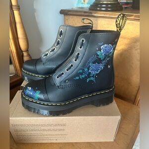 NWT Dr. Martens Black Sinclair Mystic Floral Leather Platform Boots in size USW9